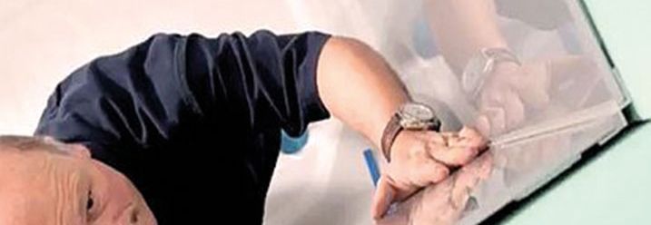 Person platziert Duschrückwand an Wand